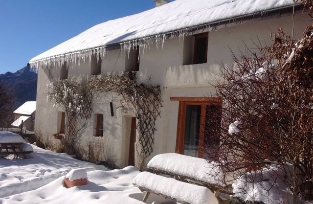 Beautifully converted old barn near Bourg D'Oisans -19 single beds+2 infant cots