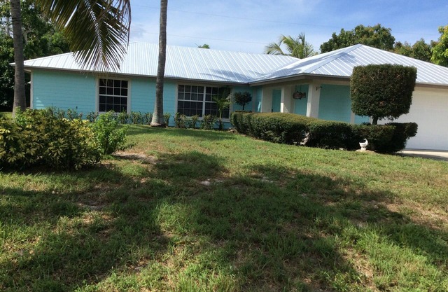 Beautifully decorated home in desirable Rocky Pt. area of Stuart close to water