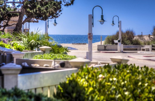 Beautifully Decorated Condo Steps to Beach