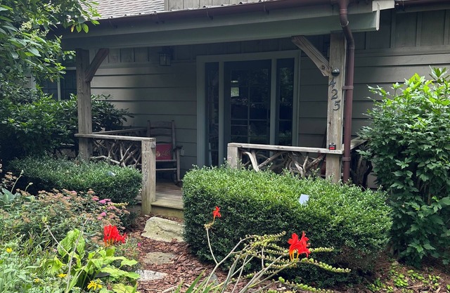 Beautifully decorated cottage in Trillium Golf & Lake club community.