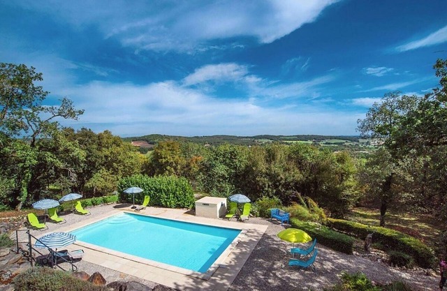 Beautifully Finished House, Modern Interiors, Private Heated Pool & Fabulous Location near Martel!