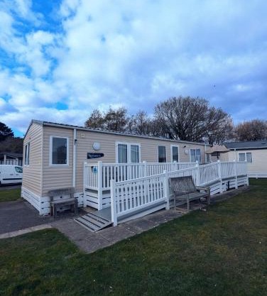 BEAUTIFULLY PRESENTED CARAVAN DOG FRIENDLY on AWARD WINNING SHOREFIELD COUNTRY PARK Entertainment passes and linen included
