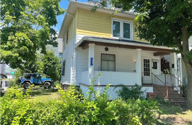 Beautifully remodeled house 1 mile from the falls!