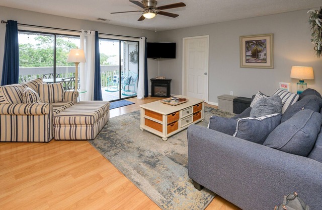 Beautifully Renovated 3 Bedroom Condo with a Pool - Sea Grove 304