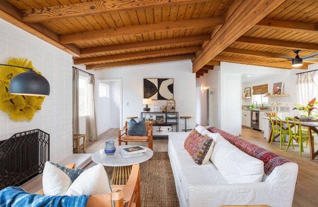 Beautifully renovated West Newport townhome - 1 min walk to beach