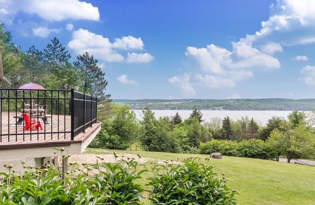 Beautifully Renovated Lodge with Lakeview