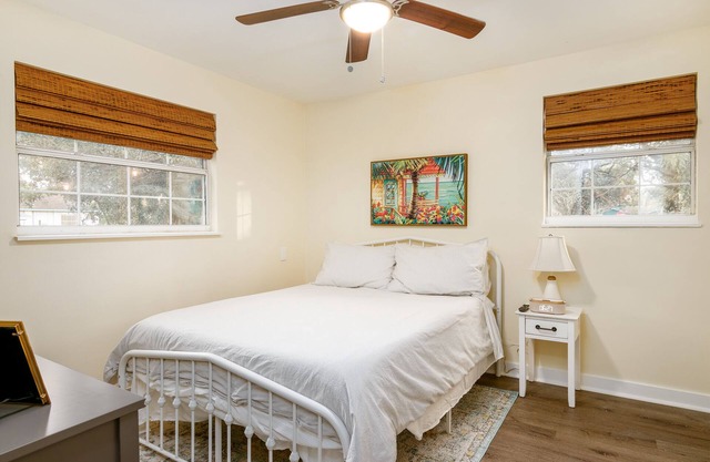 Beautifully restored Cottage -Pet friendly - firepit & gazebo -Centrally located