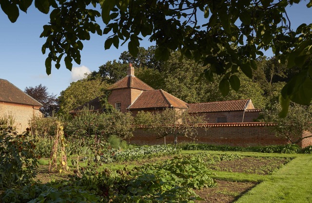 Beautifully restored throughout, this cottage provides a luxury holiday retreat.