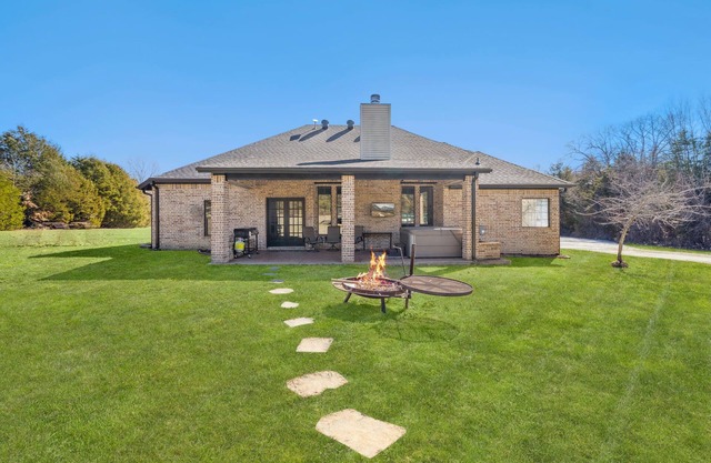 Beaver Lake Getaway 3BR w/Hot Tub, Fire Pit & Boat Parking!