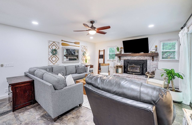 Beaver Lake Getaway w/2 Decks, Grill, & Views!