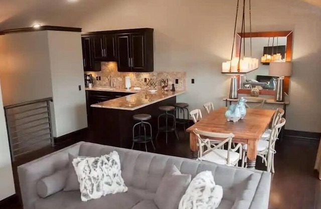 Beaver Lake Townhome: Balcony, King Bed & Gym