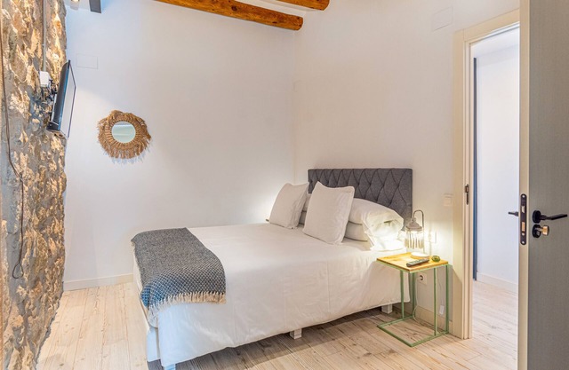 Bed and Breakfast 'Habitació Doble' with Shared Terrace, Wi-Fi and Air Conditioning