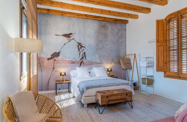 Bed and Breakfast 'Habitació Superior' with Shared Terrace, Wi-Fi and Air Conditioning