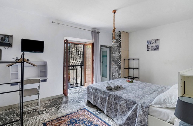 Bed and Breakfast 'Camera Claudius In Villa Vista Mare' with Shared Terrace and Wi-Fi