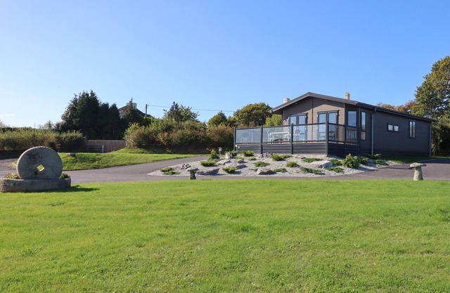 BEECH LODGE, pet friendly, country holiday cottage in Newton Abbot