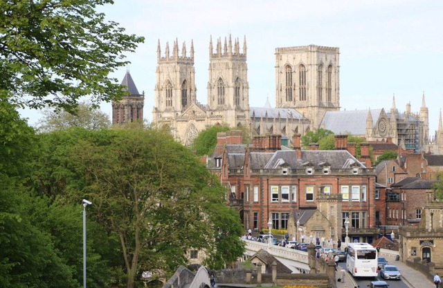 BEECH TREE LODGE, with hot tub in Stamford Bridge