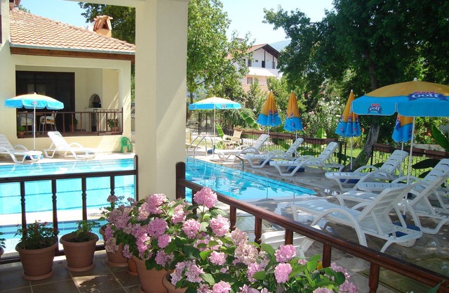 BEGONVILLE, beautiful villa with pool a few minutes walk to waterfront cafes & restaurants