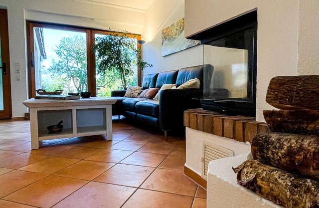 Behagliches Haus mit Kamin und romantischem Garten