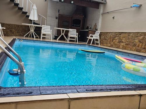 Belíssima Casa a Beira Mar com Piscina Aquecida Cobrado a Parte, 5 Quartos com Ar Condicionado, Amplo Salão de Jogos com Mesas de Bilhar e Pebolim, Amplo Espaço Externo com Churrasqueira em Deck Gourmet Coberto frente a Piscina,Tudo isso á Beira Mar