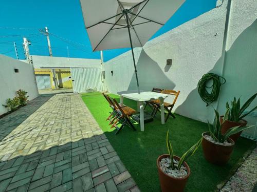 Bela acomodação em jacuipe com churrasqueira, piscina, mesa de sinuca e três quartos, dois sendo suítes! Além de muito espaço por toda a área!