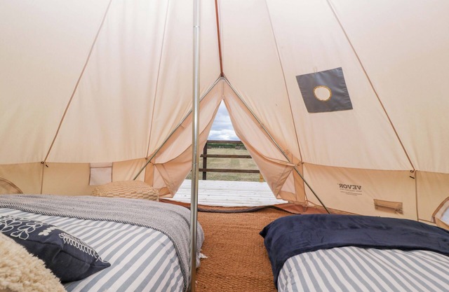 BELL 2, pet friendly, character holiday cottage in Malmesbury