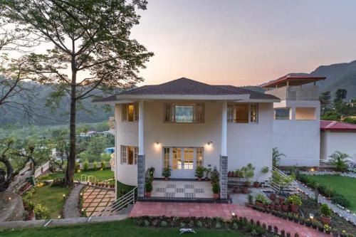 Bella Casa, 3BHK LUX Villa Private Gardens & Mountain Views