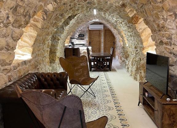 Bella Guesthouse with Garden, Pool & Jacuzzi