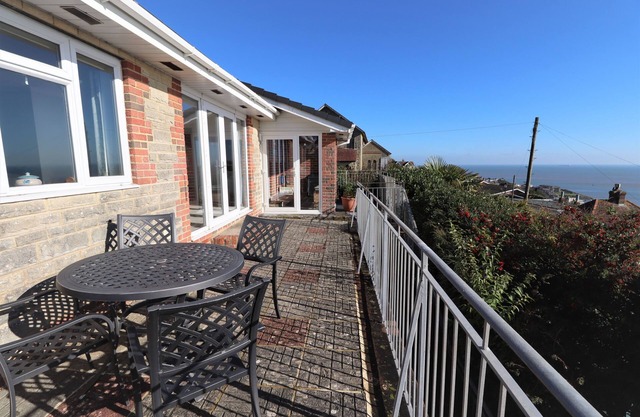 Bella Vista - a bungalow that sleeps 4 guests in 2 bedrooms