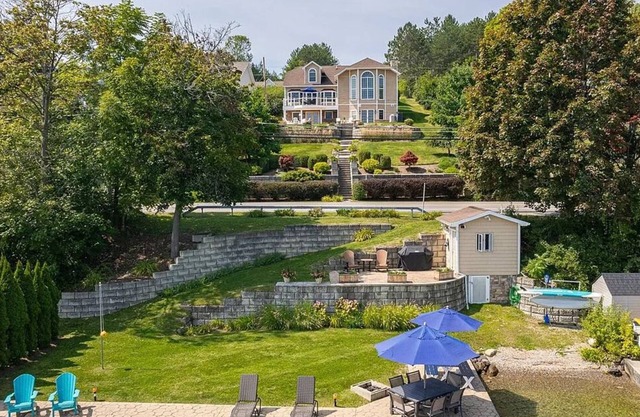 Belle Maison: Near Wineries + Hot Tub + Pet Friendly!