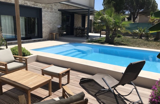 Belle Villa Contemporaine Avec Piscine, Terrasses et Jardin Paysagé