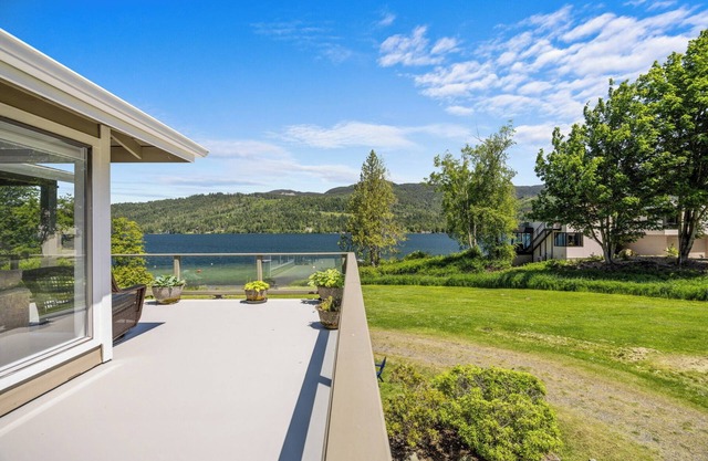 Bellingham Lakefront Retreat - family fun on the lake awaits!