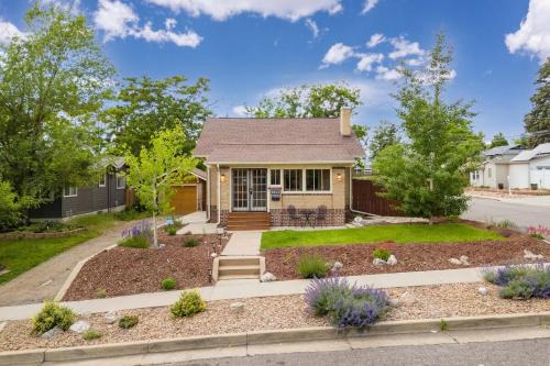 Benton Bungalow by Sloan's Lake - Spacious, Dog-friendly, EV, Bidet, Fire Pit