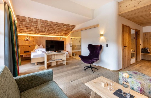 "Bergquell" suite, separate WC and bath/shower (1-3 n.) - Nature and wellness hotel