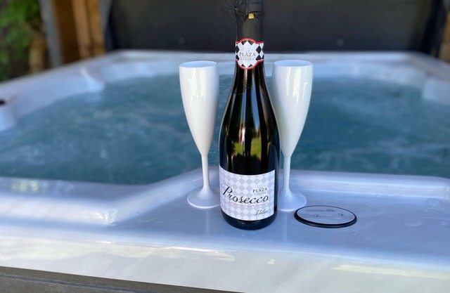 BeRo Bungalow: Spacious Seaside Retreat with HotTub