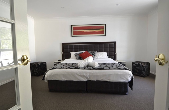 BERRIMA RETREAT MANSION from $59-$219pp/pn