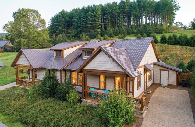 Berry Patch - Modern Townhome in Small Resort Community with Pool