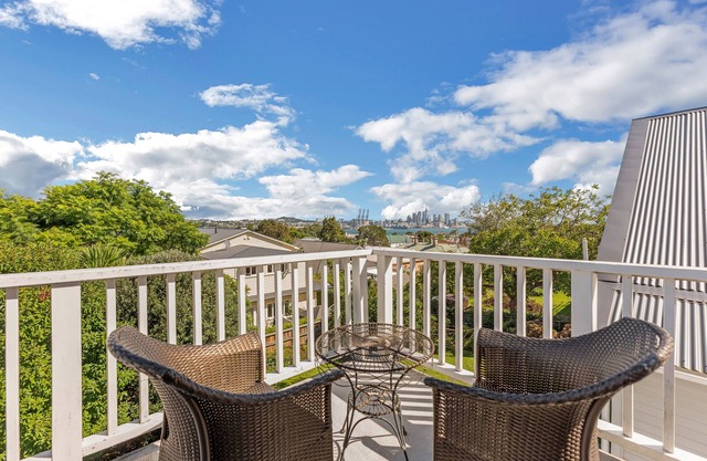 Bespoke Stays - Merry Season Escape