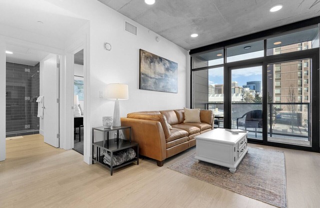 Best Amenities Pool/Htub/Gym/Pking Downtown Views!