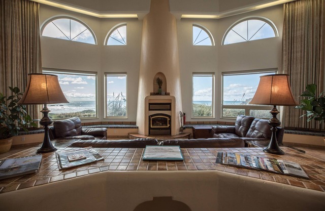 Best Beach Front House in Bandon, Ocean View Spa, Fireplace, Golf, Fishing,