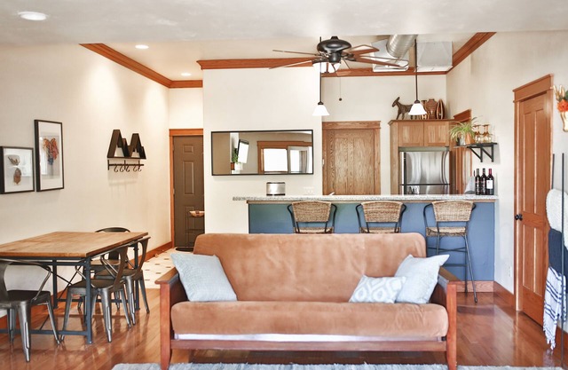 Best downtown studio, Fireplace