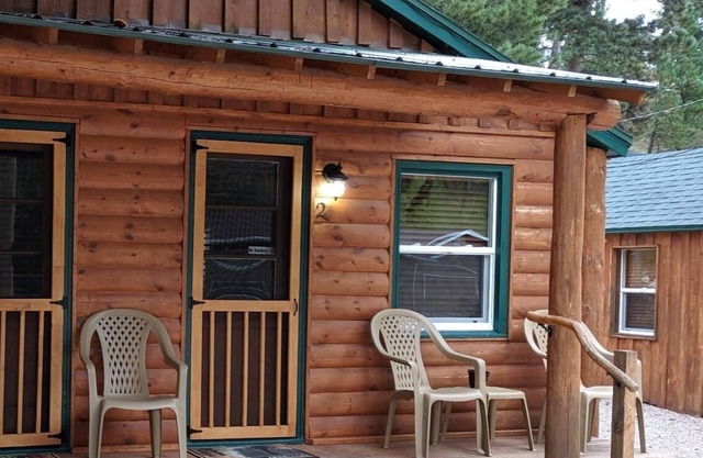 Best location in the Black Hills! Walk to Hill City, 15 Minutes to Mt Rushmore