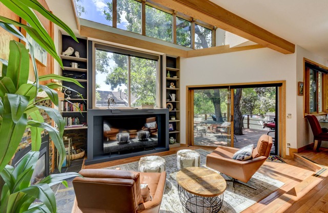 Best location- Pearl St (downtown), Views/Deck/Garage/Central AC/Gas Fireplace