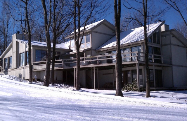 Best Luxury home. Mini Ski Lodge. Ski in/Ski out. Golfers mega mancave.