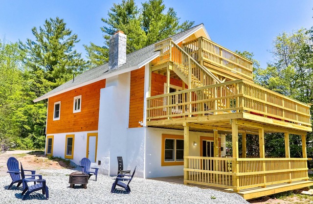 Best Mountain Views Triple level Deck/w Hot tub Brand New Home Sleeps 30!