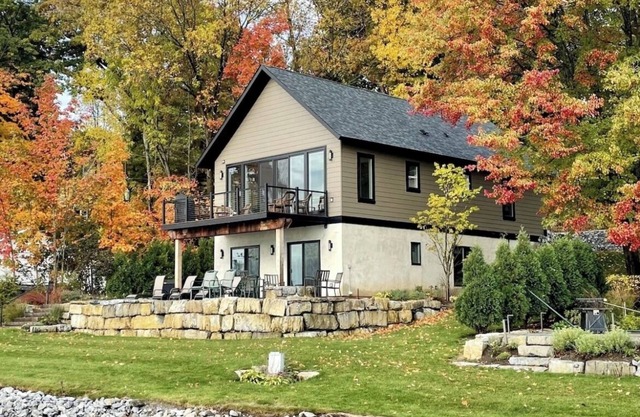 Best New Saratoga Lakefront Retreat, 4BR private dock spa patio deck. Near Track