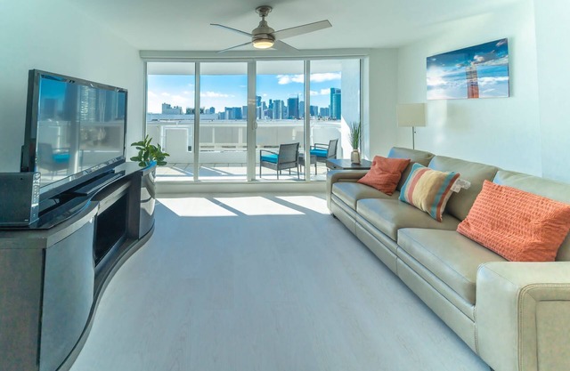 Best of Miami including free yacht cruise