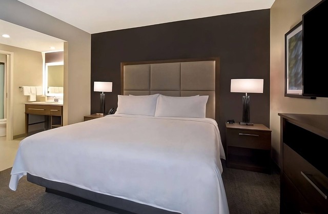 Best Place to Unwind! Swimming Pool, Full Kitchen, Pets Allowed!