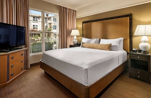 Best Value, Quality Stay! w/Outdoor Pool, Near Scottsdale Rotary Park