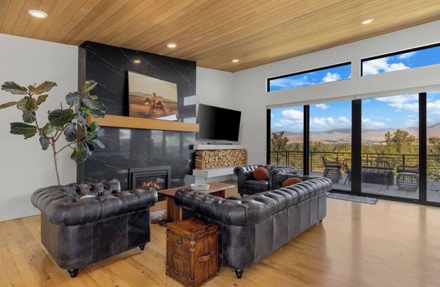 BEST VIEW IN BOISE/SAUNA/HOT TUB/CENTRAL/4BR/SLEEPS 10/LUX