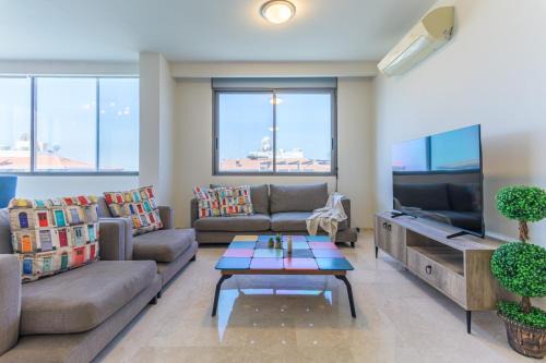 Beytna - Classy 3-BR Apartment & Terrace in Mansourieh